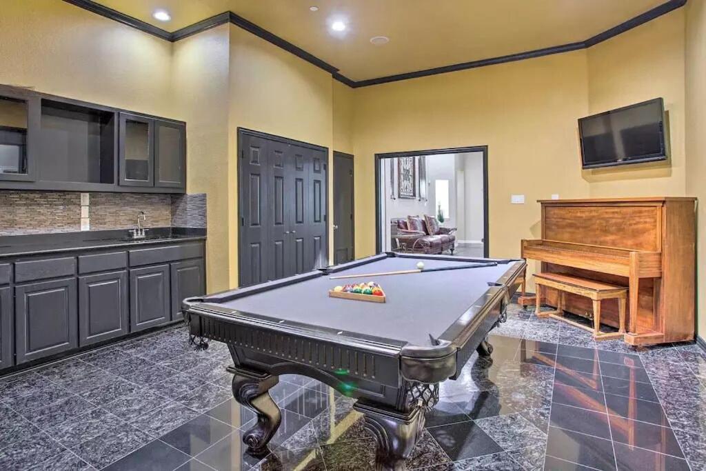 Heated Pool, Pool Table, Hot Tub, Home Theatre, Guest House, Basketball Court, Sleeps-20 Allen Kültér fotó