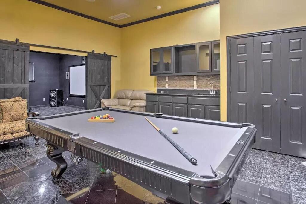 Heated Pool, Pool Table, Hot Tub, Home Theatre, Guest House, Basketball Court, Sleeps-20 Allen Kültér fotó